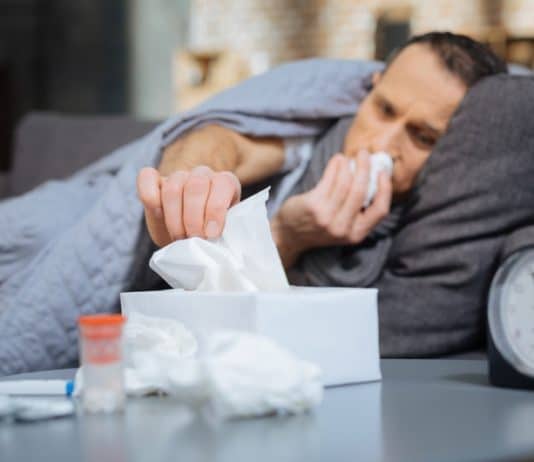 FLIEßSCHNUPFEN ᐅ Ursachen und Behandlungsmöglichkeiten fließschnupfen