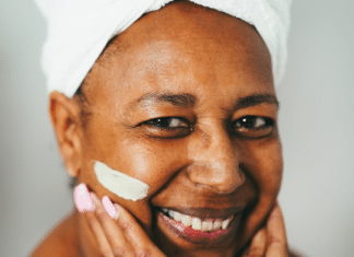 Hautpflege für Senioren: Warum die Haut im Alter besondere Pflege braucht