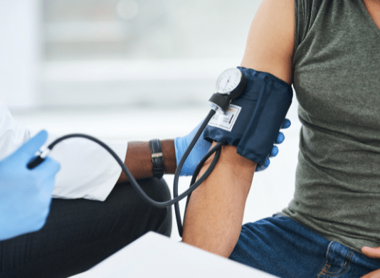 Bluthochdruck senken: Medikamente vs. natürliche Methoden