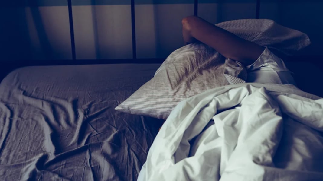 Person versucht zu schlafen Beste Schlafmaske Test Beitragsbild